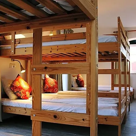 Hostel Sunshine - From 18 To 40 Years Only - Youth